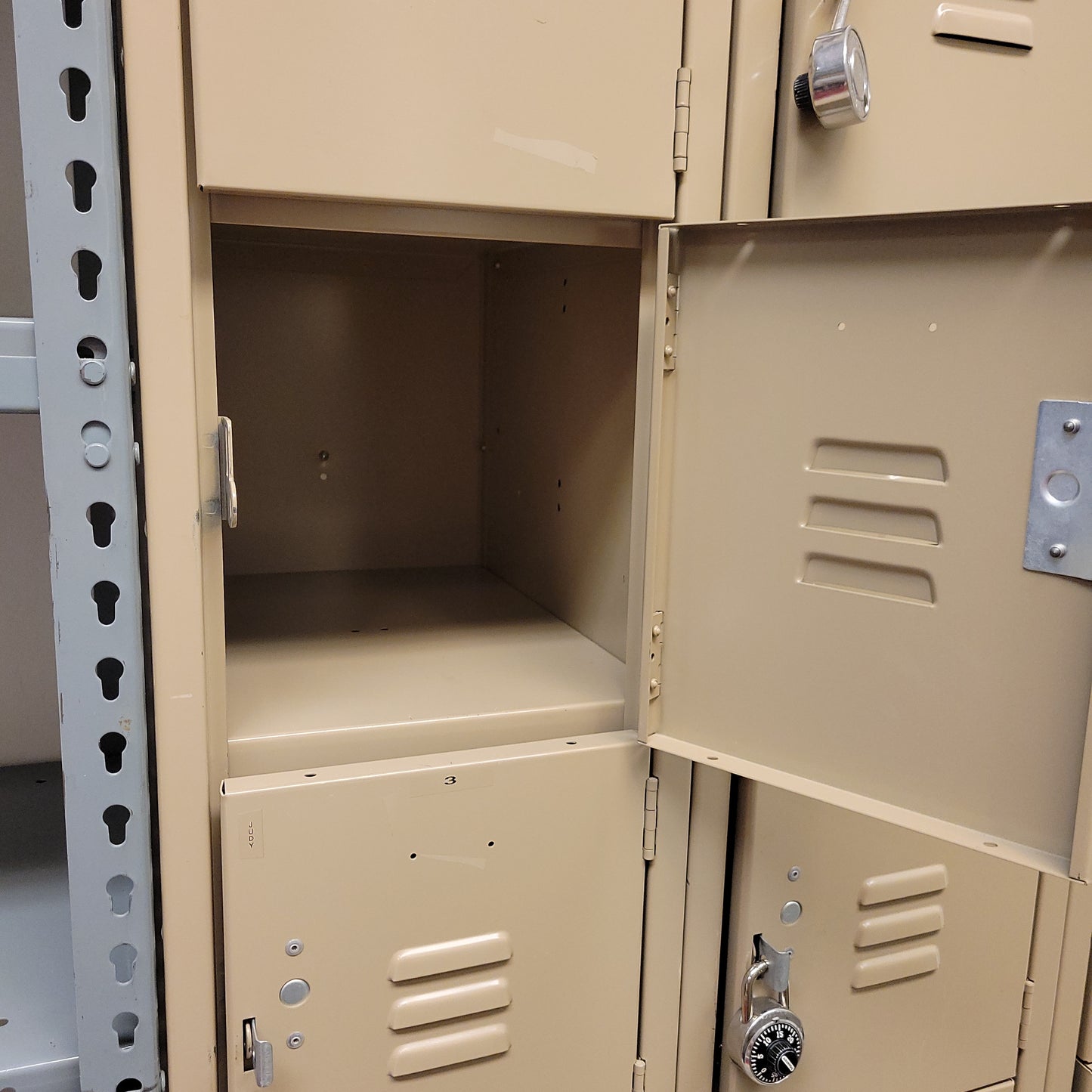 Locker storage unit