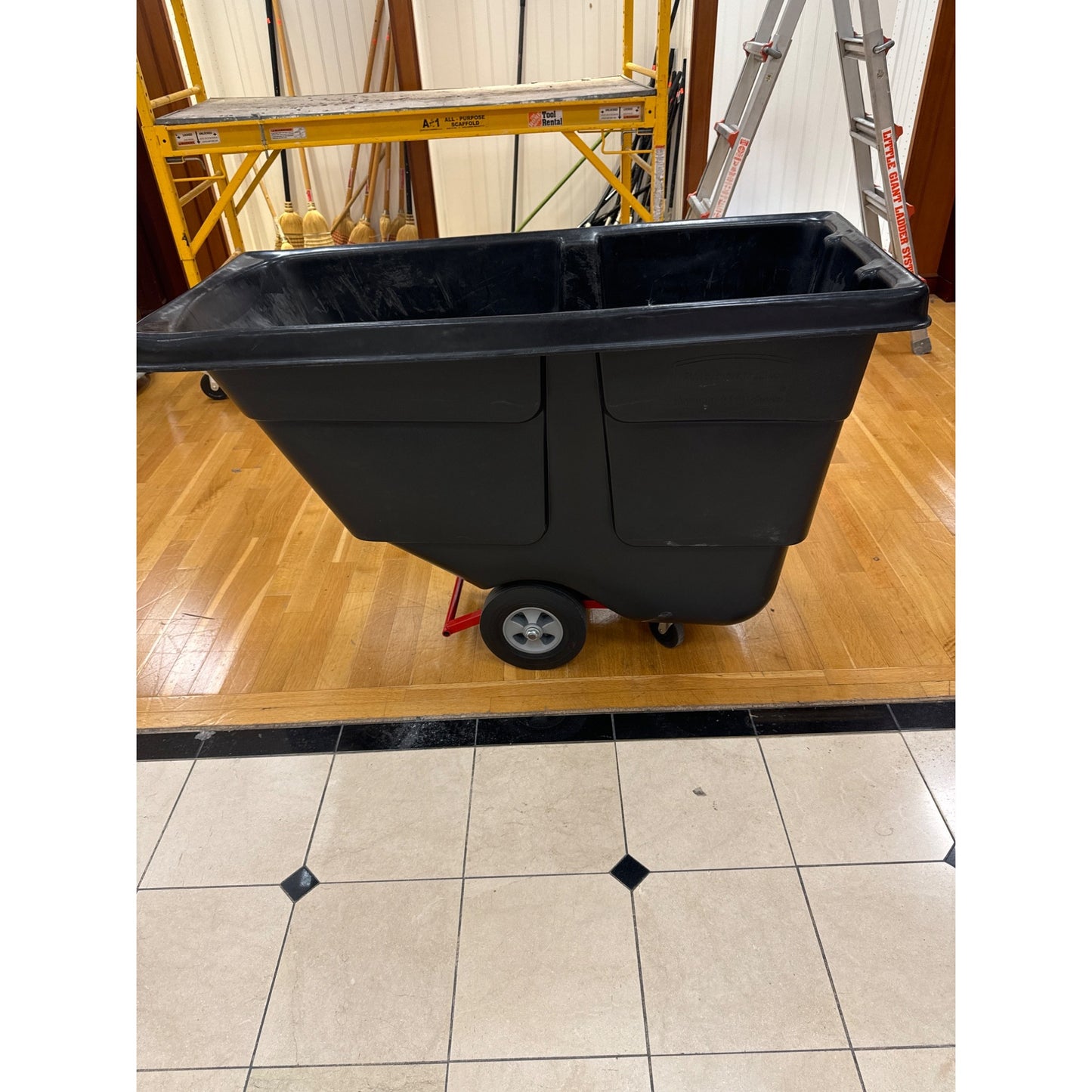 Rubbermaid Tilt Dumpster 1/2 cu yd