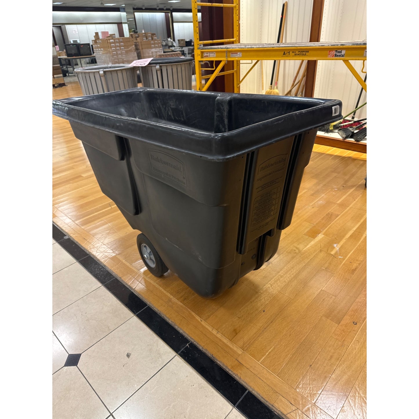 Rubbermaid Tilt Dumpster 1/2 cu yd