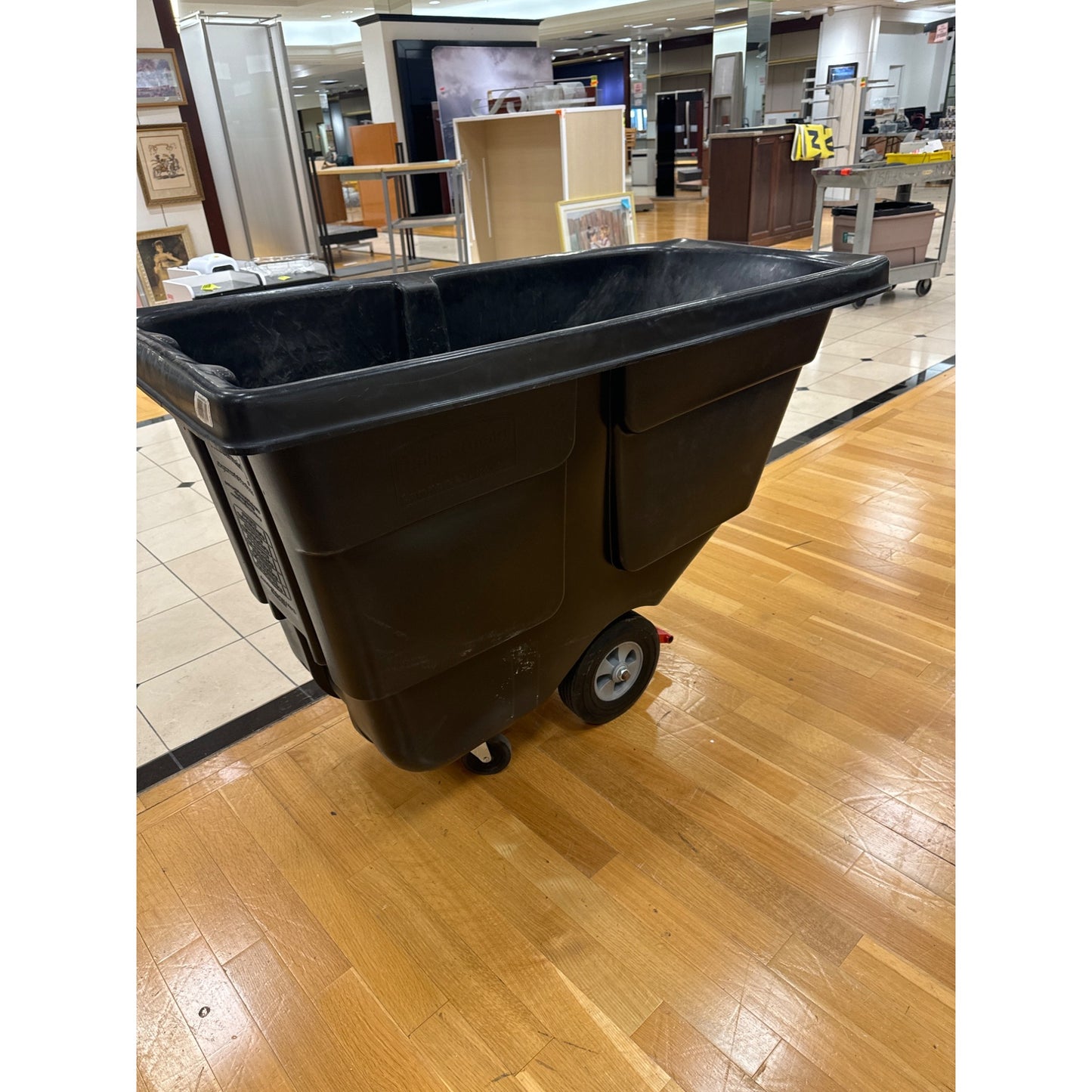 Rubbermaid Tilt Dumpster 1/2 cu yd