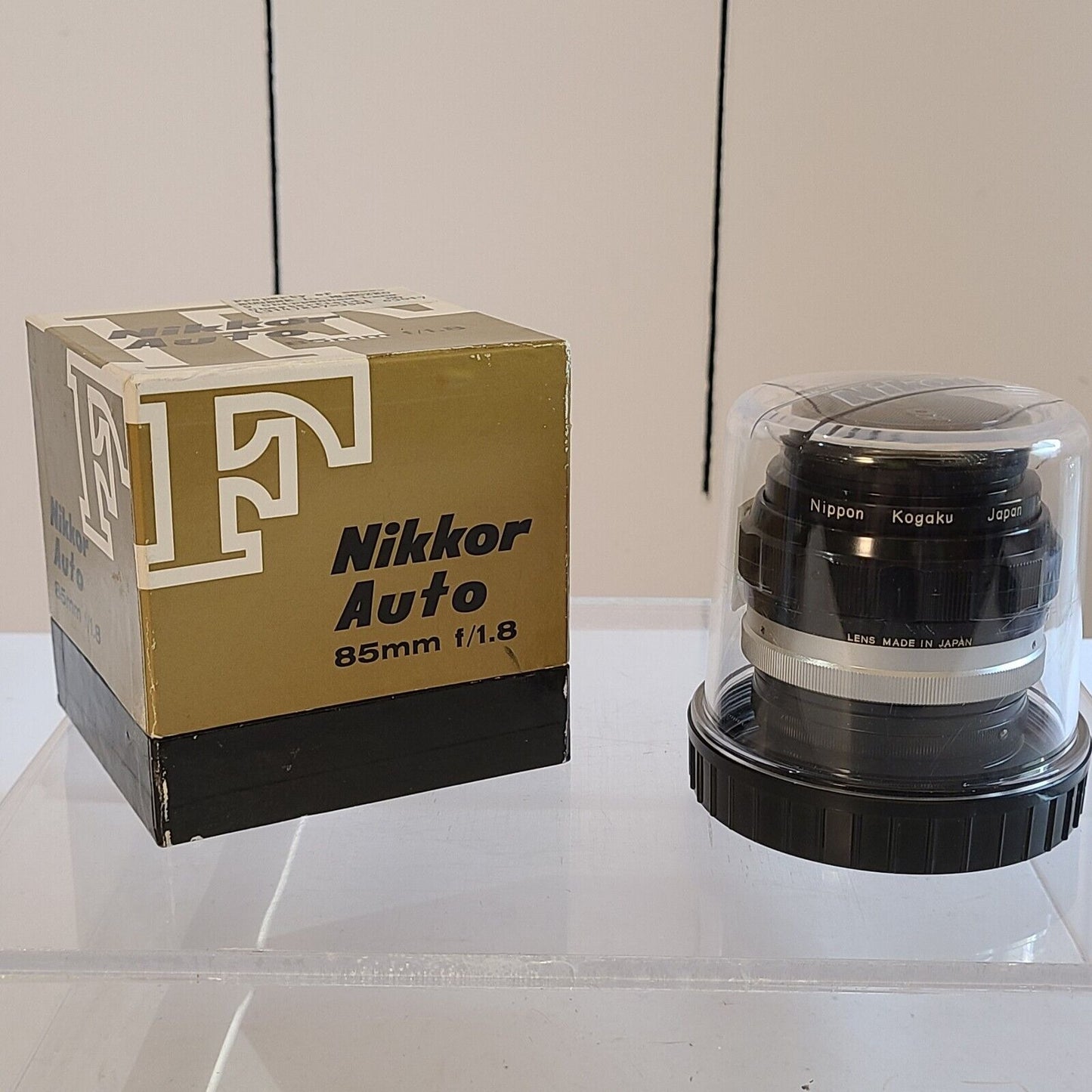 Nikon Nikkor F 85MM F 1.8  Prime Lens Near mint