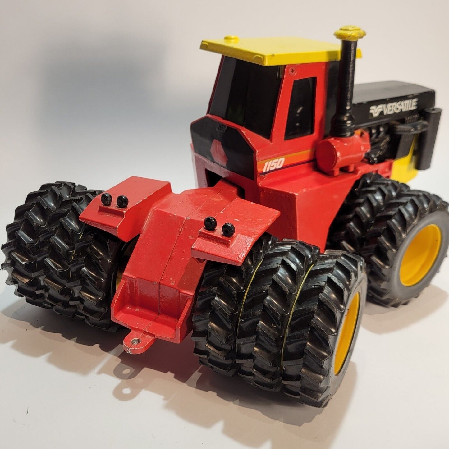 Versatile 1150 4wd Tractor With Triples 1/16 Scale Models / Ertl Farm Toy