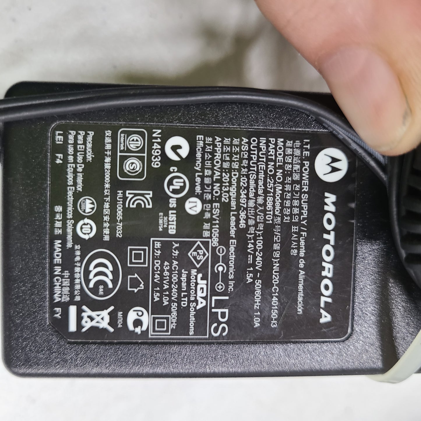 Motorola XPR 6650 Two Way Radio w/Mic & Charging Dock